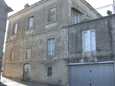 Palazzetto su piazza Tharolis